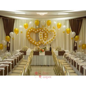 Оформление свадьбы золотыми воздушными шарами сердца