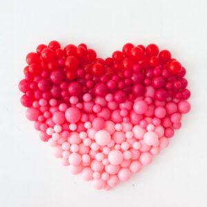 Сердце из розовых, фуксия и красных шаров