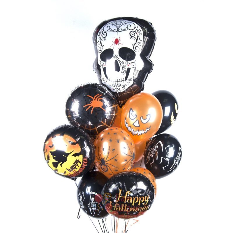 Облако черно-оранжевых шаров с тыквами и черепом на Хэллоуин