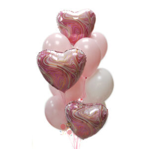 Композиция из бело-розовых шаров с розовыми сердцами агатами