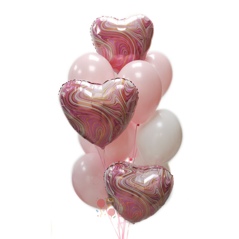Композиция из бело-розовых шаров с розовыми сердцами агатами