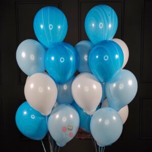 Композиция из бело голубых шаров с голубыми агатами