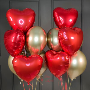 Композиция из золотых хромированных шаров с красными сердцами