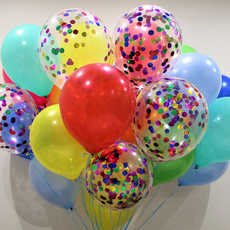 Композиция из разноцветных и прозрачных шаров с разноцветными конфетти
